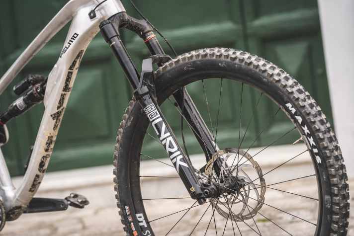 The top Rockshox Lyrik Ultimate fork was beyond reproach in the test and, with 160 millimetres of travel, swallows even big chunks.