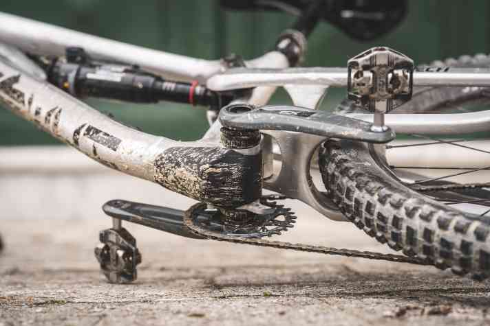 Das Staufach im Rahmen des Alutech Pelmo liegt gut versteckt unter dieser Kunststoff-Klappe.