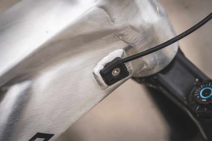Wrenchers will be delighted with the classic internal cable routing of the Alutech Pelmo. Thanks to exemplary clamping, the cables are rattle-free.