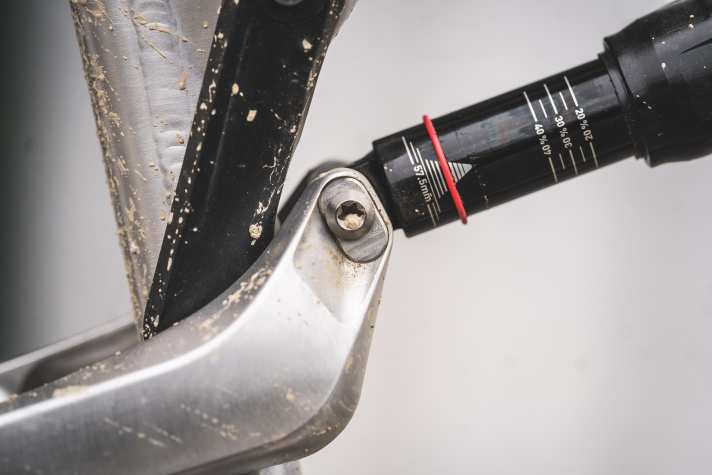 Mittels spezieller Offset-Buchen stellt Alutech sicher, dass jede Rahmengröße des Pelmo mit derselben Kinematik ausgeliefert wird.