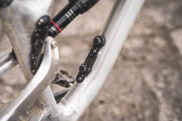 Endlich wieder ein Alutech mit Flaschenhalteraufnahme! Unser Testbike kann eine Fidlock-Flasche transportieren.