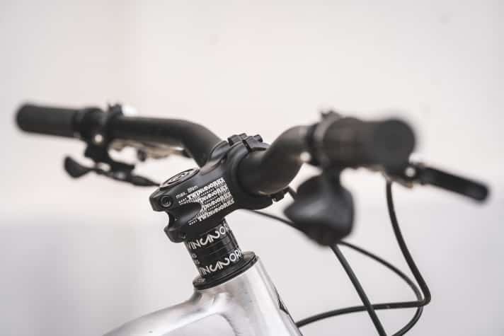 Auf anspruchsvollen Trails fühlten wir uns mit dem Cockpit des Alutech Pelmo erst wohl, als wir alle Spacer unter den Vorbau verbannt hatten.