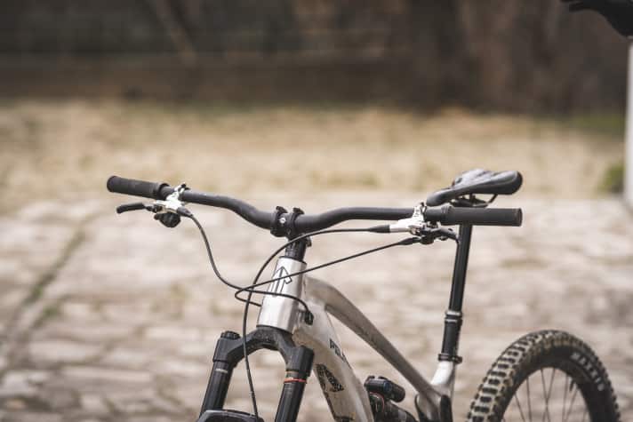 Mit der extremen Breite, dem geringen Rise und dem großen Backsweep des Lenkers wurden wir nicht warm.