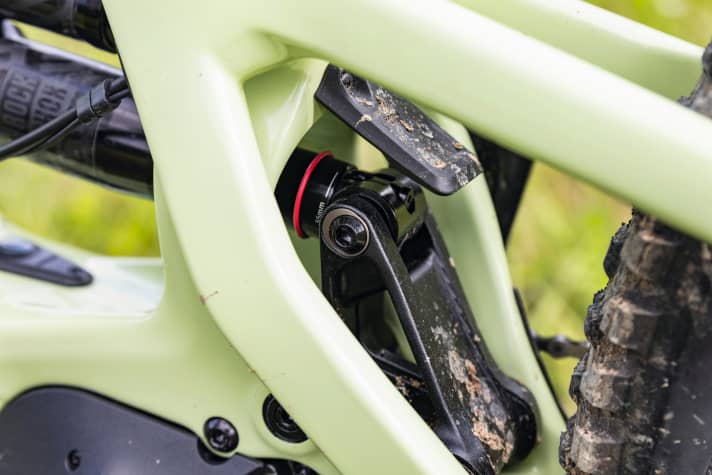 In der Dämpferwippe sitzt ein Flip-Chip zur Geometrieverstellung, die Änderungen sind mit 0,3 Grad beim Lenkwinkel aber minimal.