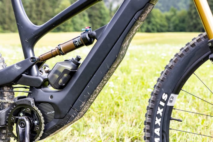 The 720 battery costs 899 euros, fits easily into the existing down tube and can only be distinguished from the conventional 540 battery by its belly. The difference in weight: almost one kilogramme