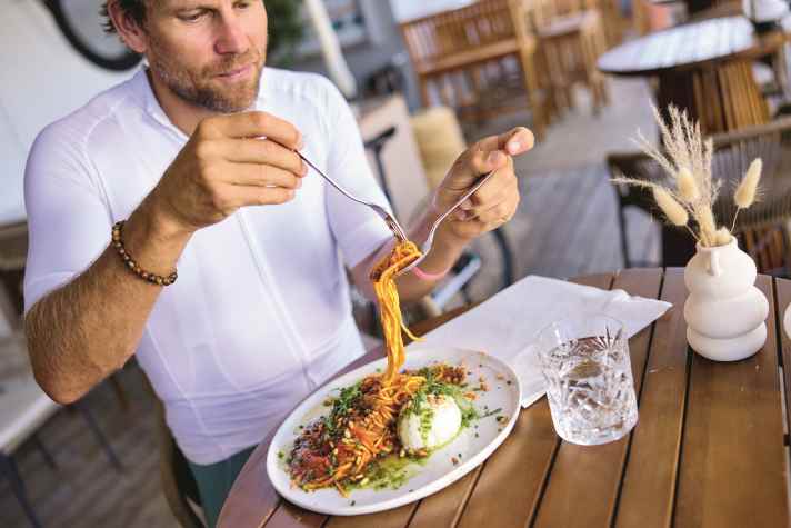 No fight without munching: only those who take good care of their body can train efficiently.