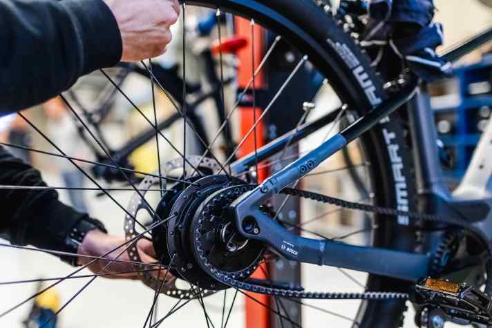 Auch Testbikes oder Händleraufträge werden im Werk montiert.