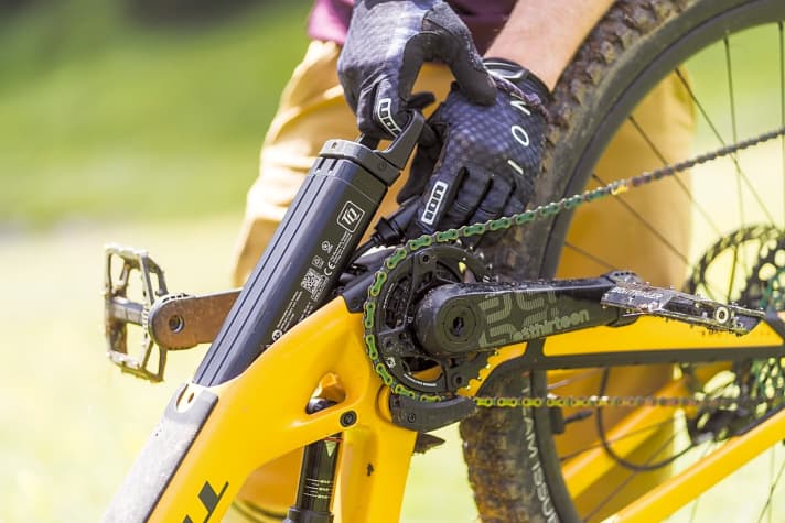 A popular solution for combining battery removal with low weight: Removal from the closed down tube. 