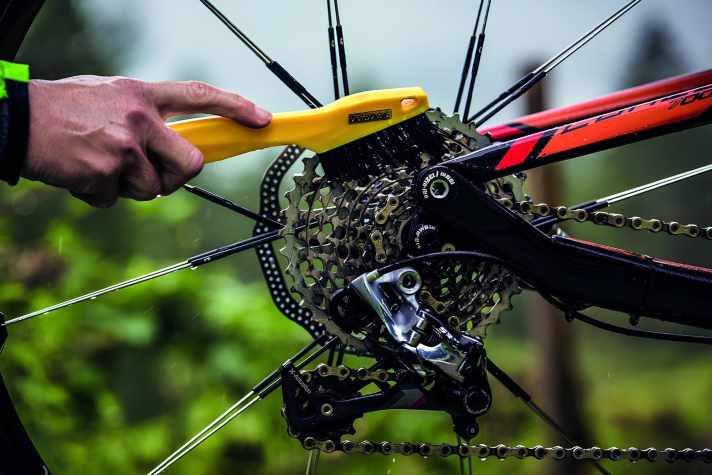 Salt in particular attacks the drive of the wheel in winter. Important: clean and relubricate frequently. With an encapsulated chain (with some hub gears) or belt drive, the effort is minimal.