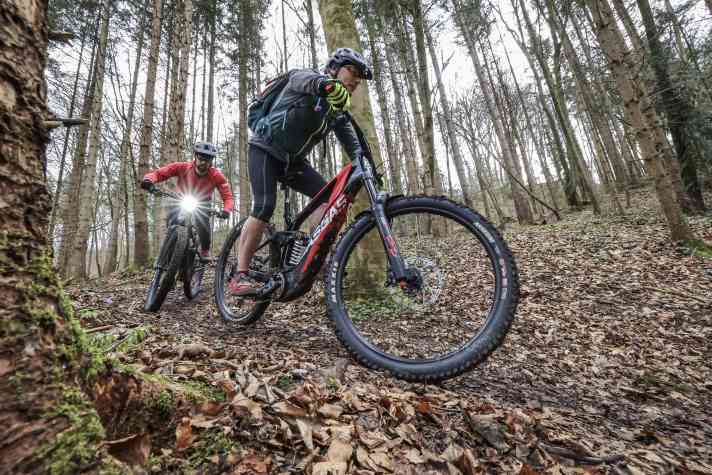 Einfach den Trail genießen: Bergab sorgen Free- und Coast-Shift dafür, dass immer ein passender Gang eingelegt ist. Das funktioniert zuverlässig und ist in der Praxis ein echter Boost für Flow und Fahrspaß.