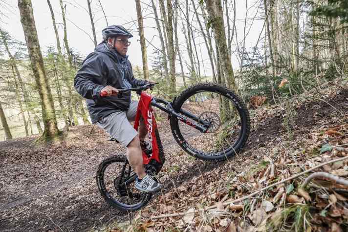 A classic problem situation for the automatic transmission: driving up a steep incline with momentum. Here, both systems shift too late and you get bogged down on the climb with a gear that is too high. There's only one thing to do: give the system a manual boost.