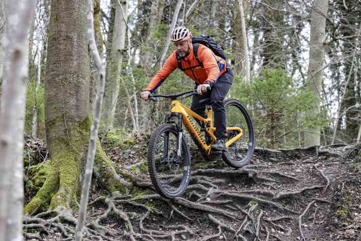 Über ein Wurzelfeld in eine enge Kurve gehen? Auch hier legen Sram und Shimano den richtigen Gang ein, ohne dass der Fahrer die Kurbel drehen muss. Hier mit einem klassischen System schalten? Unmöglich!