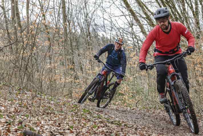 Auf normalen Touren machen beide Automatik-Schaltungen in fast allen Situationen einen guten Job. Da könnte man den Schalthebel fast abschrauben, finden die Lesertester.