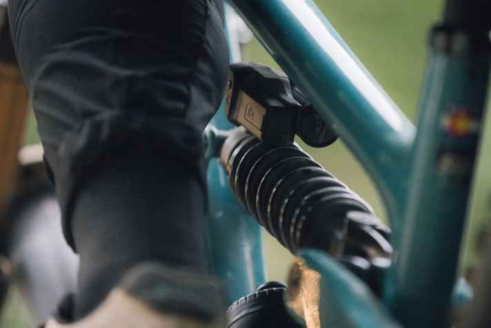 Thanks to the compact design of the control unit and battery, the Fox Live Valve shocks can be integrated into almost any frame.