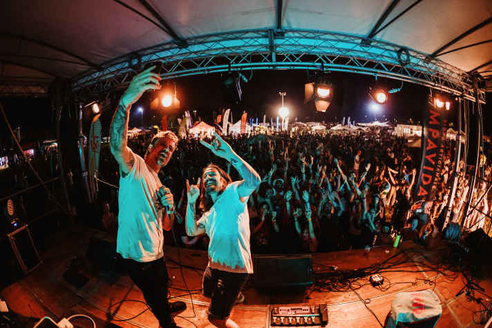 Den Samstagabend eröffnet die Band Balkan Bazar, gefolgt von DJ Aladyn vom bekannten Mailänder Radiosender Radio Deejay.