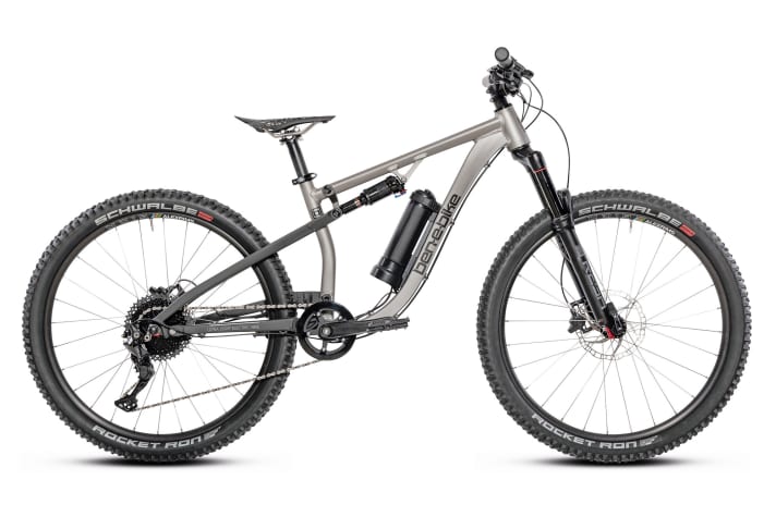 Kleiner Q-Faktor und geringes Gewicht: Dank Hinterrad­nabenmotor und trinkflaschengroßem Akku schafft es das Ben-E-Bike laut Hersteller auf 15,3 Kilo.