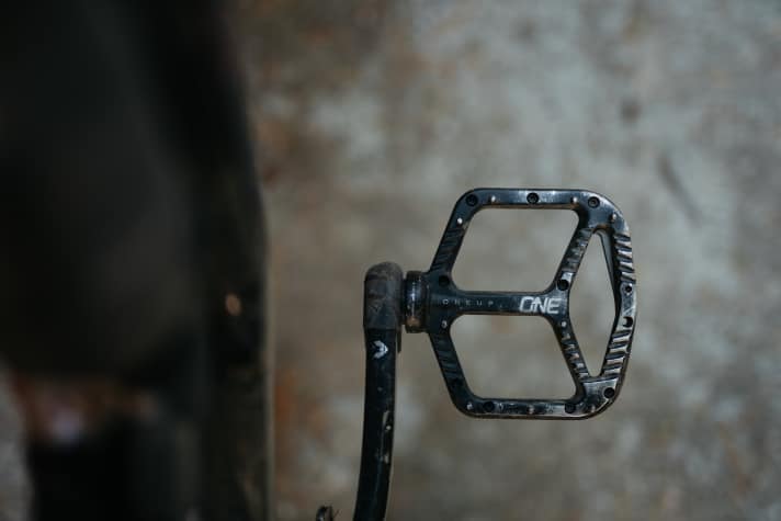 On the day of the interview, Ben was on day 72 of his challenge. That's a total of 425 hours of pure riding time. The ravages of time are not only taking their toll on him, but also on his equipment. He is currently running the second set of bearings in his OneUp pedals.