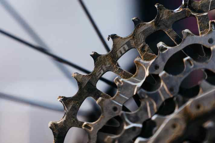 Ben raves about the durability of the Sram drivetrain (Eagle AXS XX Transmission). Neither the cassette nor the chainring have yet reached the wear limit.