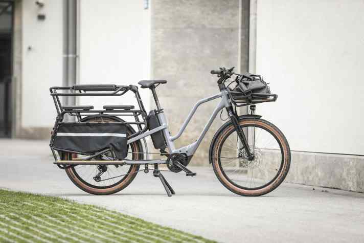 Our test bike, the Bergamont E-Cargoville LT Expert, with an optional front rack and rear carrier.