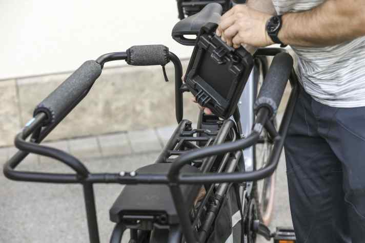 Die Sitzpolster lassen sich leicht abnehmen, sind aber grenzwertig hart. Für die ab Werk gepolsterte Reling gibt’s Pluspunkte.