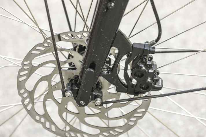 The powerful Magura with four pistons at the front bites down hard on the large 200 mm diameter brake disc. Exemplary!
