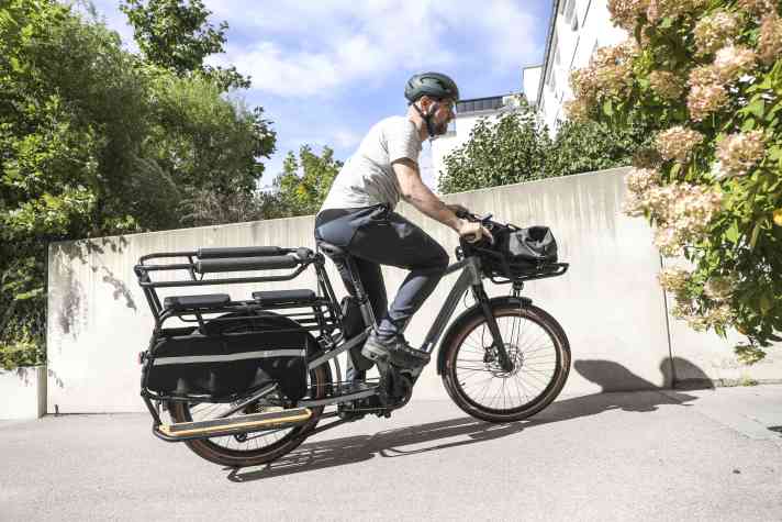 Even with a cargo body, longtails ride casually and dynamically - just like normal bikes.