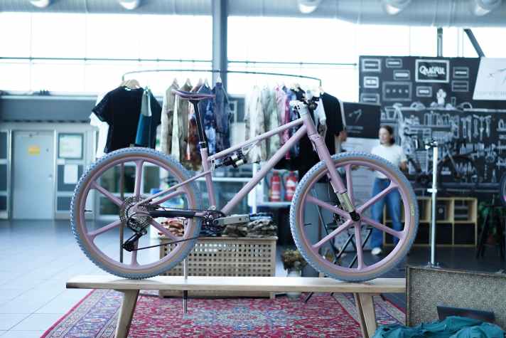 Steel meets carbon: the Huhn Cycles Chabo is far more than just an eye-catcher in pink.