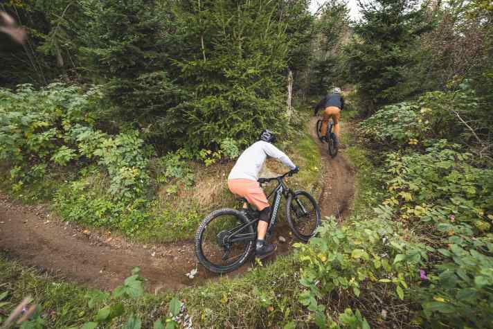 Kein schwerer Panzer: Auch unser Testbike mit robusten Parts macht auf flowigen Strecken noch eine gute Figur.