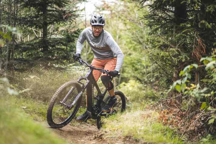 With plenty of traction and a front-wheel orientated riding position, the Propain cuts a fine figure on the climbs. However, we would like to see more power from the Shimano motor when accelerating at high cadences.