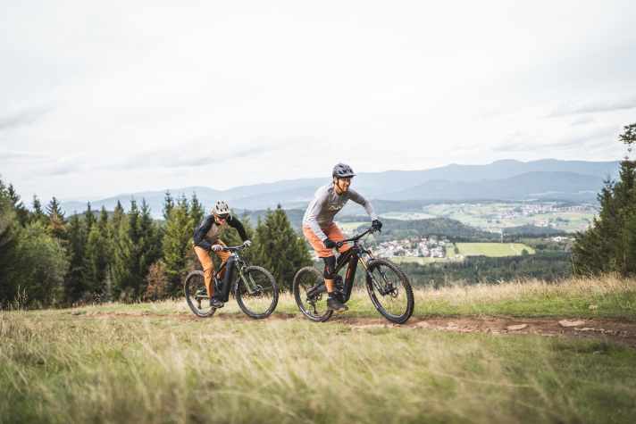 When pedalling lightly, the lightweight Rotwild with the Shimano pushes ahead, but the Bosch in the Bulls (rear) has more staying power in the end. This is also shown by our extensive range test.