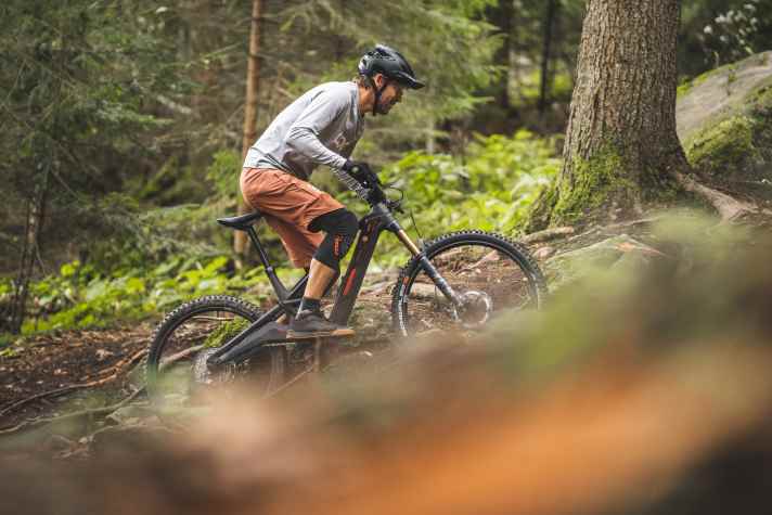 The strong seatpost setback and short chainstays make the Rotwild a little challenging to ride uphill.