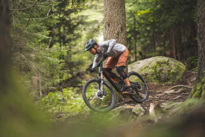 In demanding terrain, the pilot must know what he is doing. The Rotwild reacts a little bitchily to riding errors. There is also room for improvement in the rear suspension and riding position.