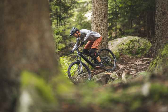 Bergab bringen das definierte Fahrwerk und die hohe Front viel Sicherheit.