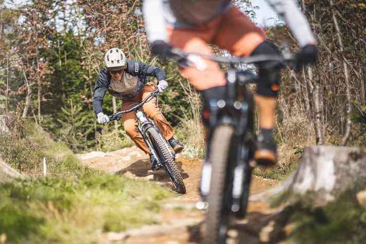 Riding fun is also affordable. A carbon frame with modern geometry and a solid equipment package are the key to sales success.