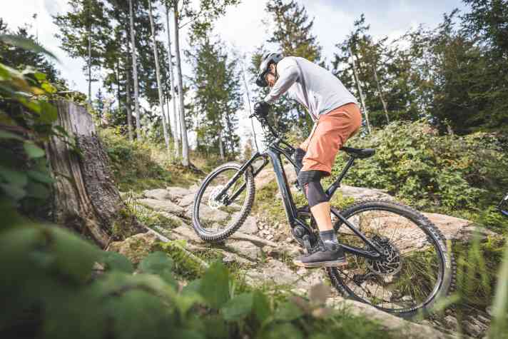 The Conway with Bosch SX delivers convincing uphill performance for a light E-MTB. On long climbs, however, the small motor gets a heat problem and then noticeably reduces the power.