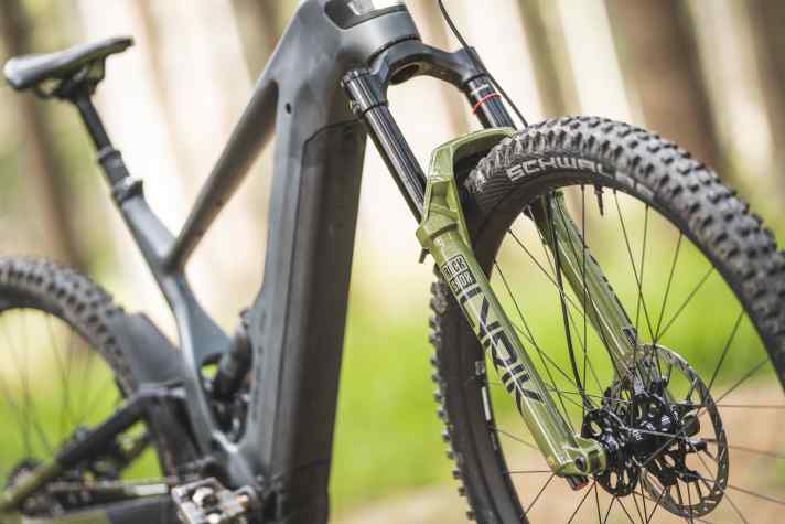 A clear highlight: the top-of-the-range Lyrik Ultimate fork in combination with a carbon frame is often only available for well over 8,000 euros.