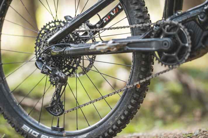 The NX drivetrain doesn't cause a storm of enthusiasm, but it works well. A good compromise in terms of equipment. This leaves more money for the chassis and tyres.