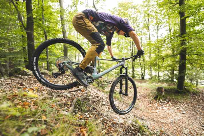 Um das Fahrverhalten scheuchen erfahrene BIKE-Tester jeden Kandidaten durch das zum Einsatzgebiet passende Gelände.