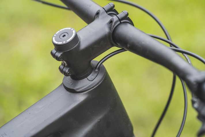 Unterhalb des kurzen Vorbaus laufen die Züge durch den Acros-Steuersatz ins Innere des Cube Carbon-Rahmens.