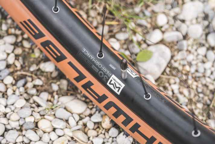 Felgen mit breiter Innenweite, wie die Newmen Performance 30, sind auch am günstigen Hardtail ein Gewinn. Durch die Reifenwahl verschenkt Cube jedoch Vorteile.