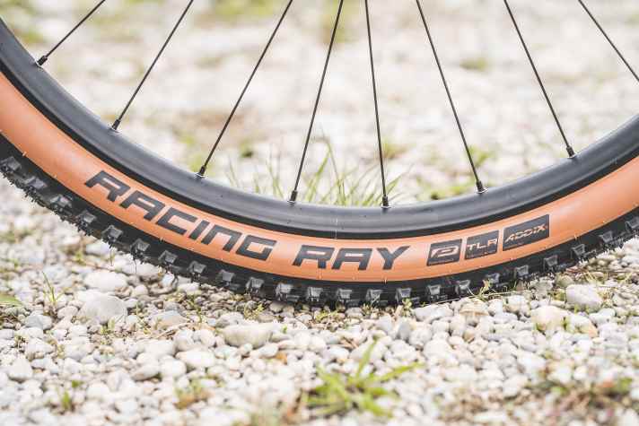 An der falschen Stelle gespart: Die Schwalbe-Reifen in der günstigen Performance-Variante sind das größte Manko in der Ausstattungsliste des Cube Reaction C:62 Pro.