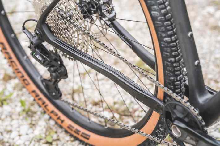 Minimalistisch: Nur ein einfacher Aufkleber schützt das Carbon des Cube-Bikes.