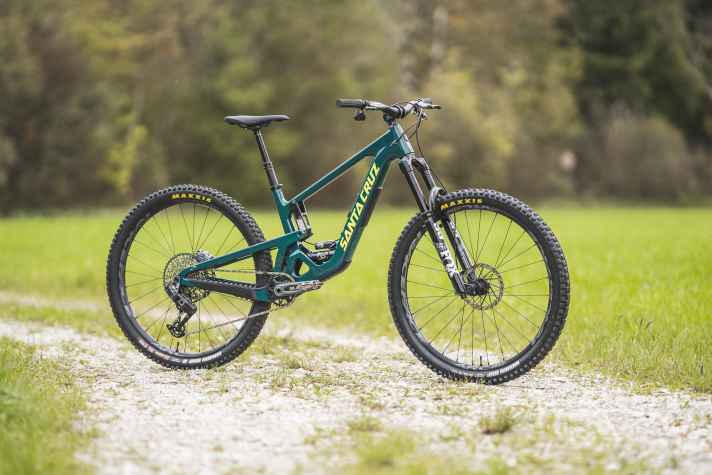 At first glance, it may seem surprising that the new Santa Cruz Hightower has made it into our top seller test. However, the price of 7399 euros for the C GX AXS model can be justified.