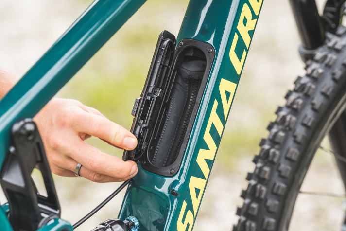 Die Integration des Staufachs ins Unterrohr gelingt Santa Cruz vorbildlich. Die Öffnung ist groß, das Handling easy.