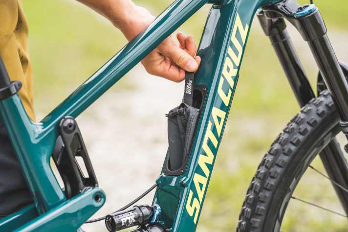 Im Kofferraum befindet sich eine Tasche für Werkzeug und Kleinteile.