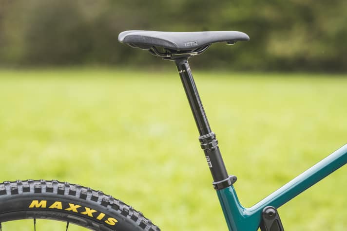 That's not enough: at 150 millimetres, the Rockshox Reverb dropper post's rather short travel doesn't do the Santa Cruz Hightower 4 justice.