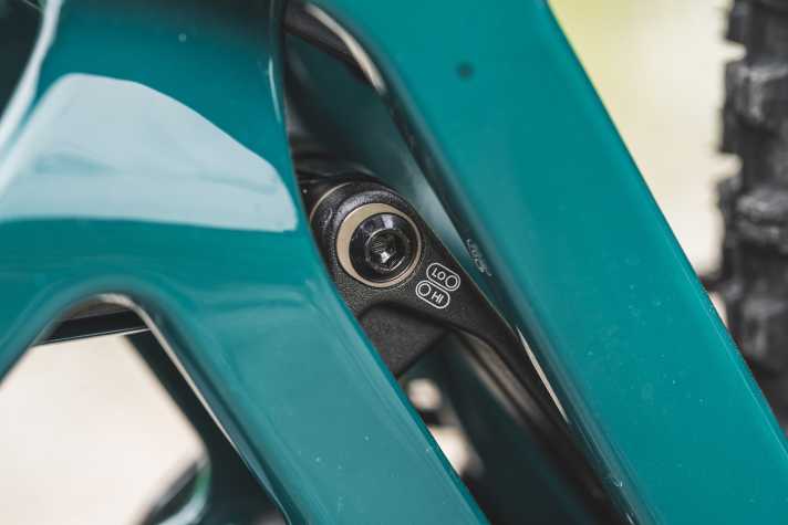 Über einen Flip-Chip lässt sich am Santa Cruz Hightower der Lenkwinkel um 0,3 Grad und die Tretlagerhöhe um drei Millimeter manipulieren.