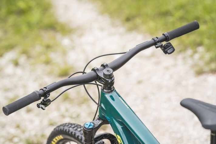 Ein Burgtec-Vorbau und ein Carbon-Lenker von Santa Cruz bilden das wertige Cockpit am Hightower.