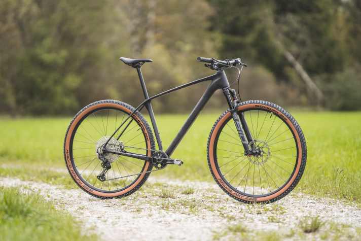 The Cube Reaction C.62 Pro, priced at 1,999 euros, is a classic, racy race hardtail with a carbon frame.