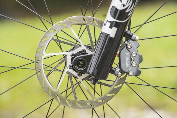 Dank der Bremspower der Sram Maven reichen auch kleinere Scheiben aus, um zu verzögern. Santa Cruz spezifiziert vorne und hinten 180 Millimeter Durchmesser.